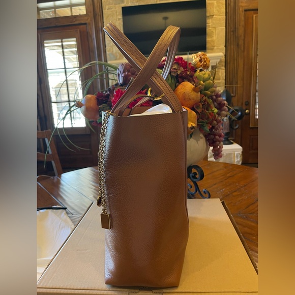 Chloe “Spin” Medium Tote Bag in shiny-grained leather - Picture 4 of 13